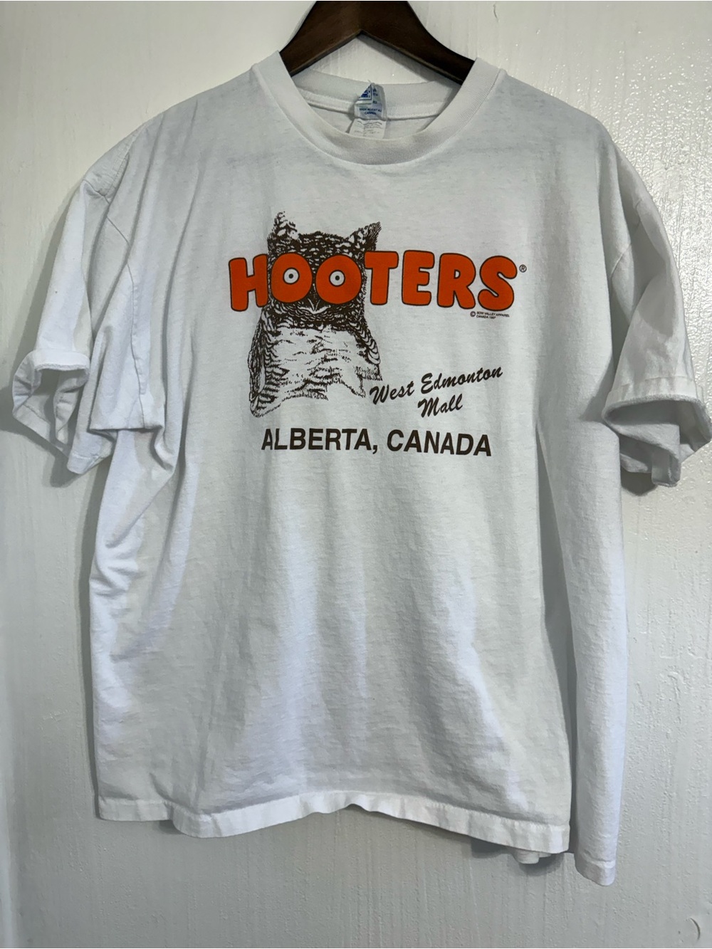 Vintage 90s Hooters Canada T-Shirt Mens XL Single Stitch Bow Valley 1997